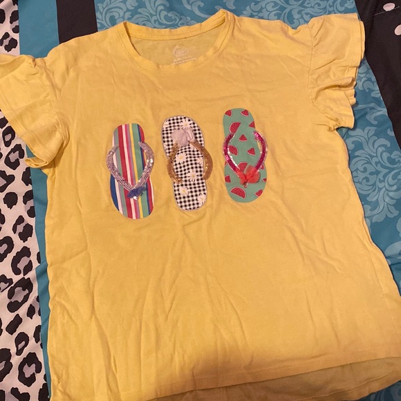 Cute yellow shirt with flip flops - Picture 1 of 3